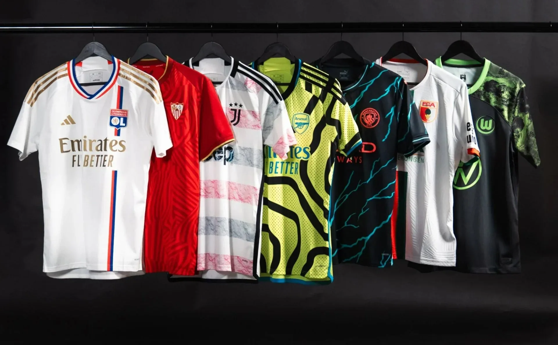 Maillots de football de plusieurs clubs suspendus sur des cintres